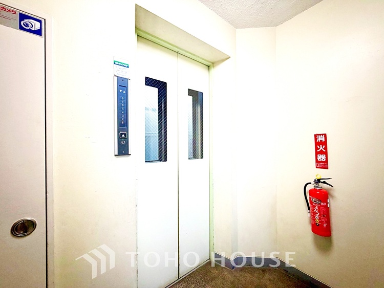 内装 大きな窓から差し込む陽光が心地よい、家族が自然と集まる開放的なリビング空間です。