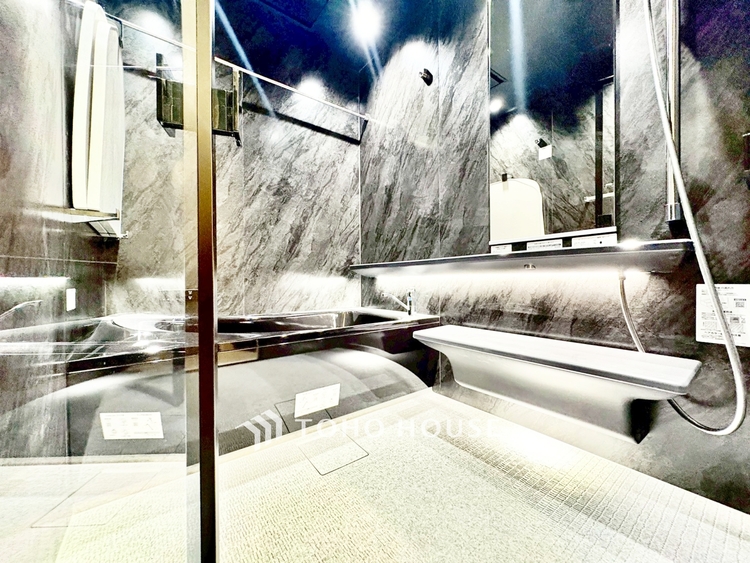 風呂 ◆リビングルーム◆そこには目を輝かせ笑顔で見つめてくれる君がいて、「おかえり」の言葉がこだまする。何気ない日々の挨拶は僕にとっては幸せで、同時に君の瞳にも恋している。