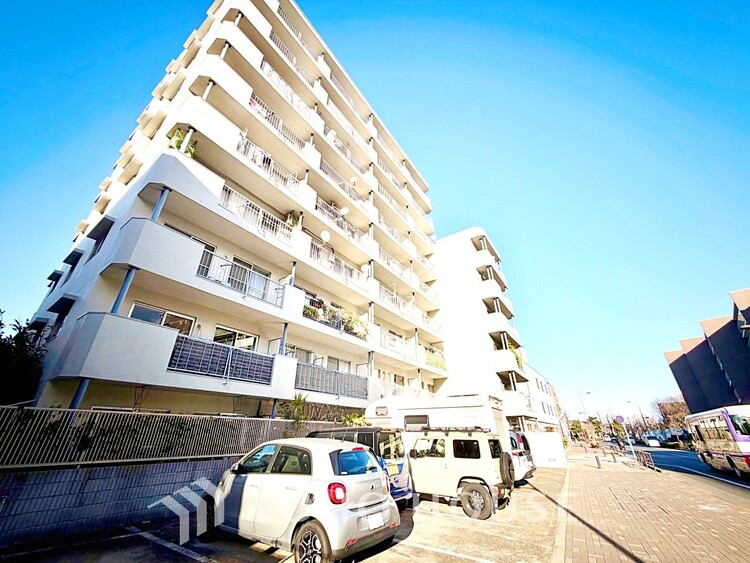 内装 プライベートな時間を大切にできる、落ち着いた洋室。収納も充実し快適な暮らしを実現します。