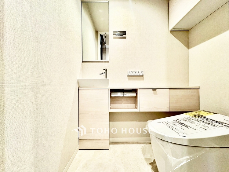 トイレ ◆今宵の食卓◆ダウンライトに反射するグラスを眺めながらワインを注ぐ。トクトクと心地いい音をさせながら、フランスの古城を思わせる薫りがたちこめ、とても幸せな時を過ごせる。