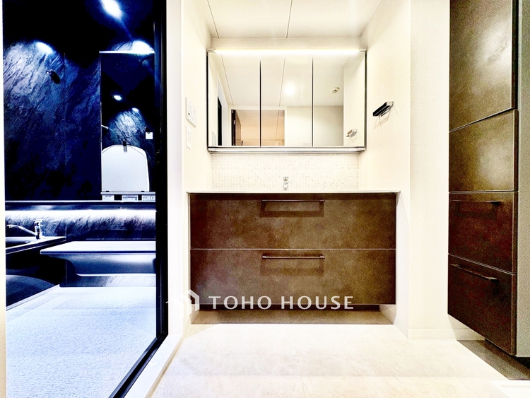 洗面 ◆今宵の食卓◆ダウンライトに反射するグラスを眺めながらワインを注ぐ。トクトクと心地いい音をさせながら、フランスの古城を思わせる薫りがたちこめ、とても幸せな時を過ごせる。