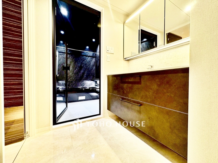 洗面 ◆窓を開けると◆冷涼な風、そよぐリビング。だんらんの場所はここから始まり、ここで終わる。家族の笑顔が集う素敵な場所だから、こだわり抜いた思いが詰まっているのだと思う。