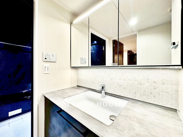 洗面 ◆ここに在る◆事も無げに美しく、伝えるには筆舌に尽くし難い。豪華絢爛や華美と言う事ではなく、住まう者にとって暮らし易く心地がいいと言う美しさがこの住まいには込められている。