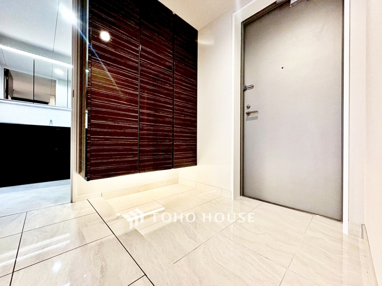 玄関 ◆海の向こうへ沈む夕日◆オレンジ色の光は大人になった今の僕にはわかる。1日の終わりを伝えに来たわけではなく、また明日が来る方へ導いてくれた事を。