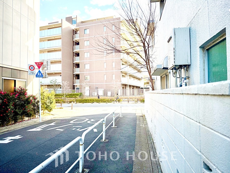 風呂 【Swaying surface】光に照らし出されたバスルーム。膨よかな湿度と静かに揺れる眼前の水面