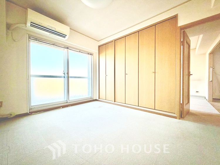 内装 【Ease】家族個々の安らぎの空間。プライベートなBedRoomは暮らす方の感性で造り上げたいもの。誰もが好みで飾れるシンプルな室内に仕上げてあります。