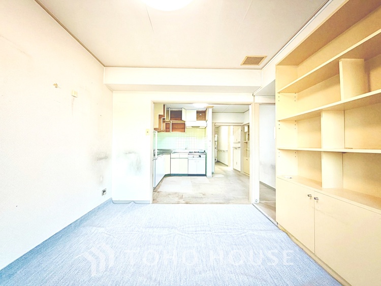 内装 太陽の光をスマートにリビングへ。優しくいざなわれた採光が朝は目を覚ませ、昼はくつろぎ、そして夕刻には温もりを与える。他にはないおしゃれなデザインで。