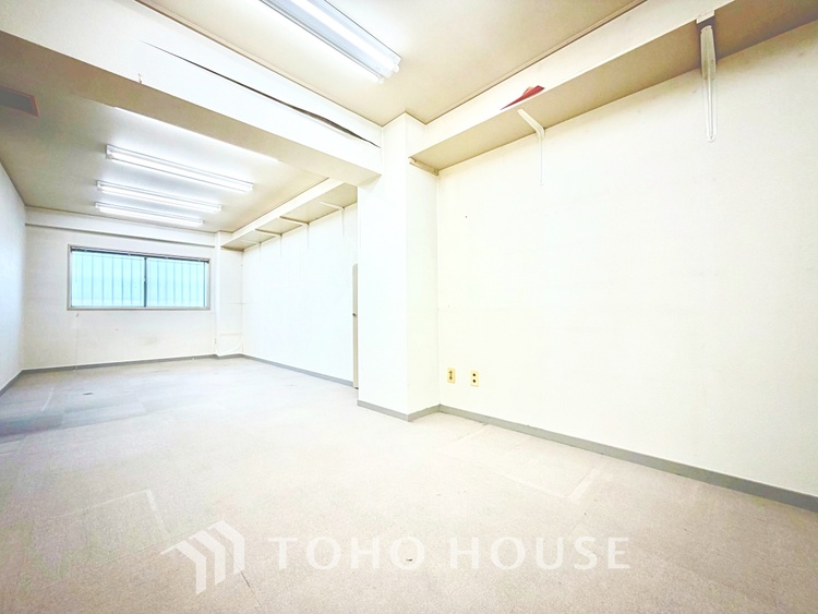 内装 【Bouncy conversation】　パートナーや家族が集う憩いの空間。真新しい木目のフローリングや白亜のクロスを陽の光、ダウンライトが照らし出し、家族・友人・知人の会話に華を咲かせます。