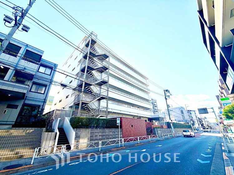 内装 太陽の光をスマートにリビングへ。優しくいざなわれた採光が朝は目を覚ませ、昼はくつろぎ、そして夕刻には温もりを与える。他にはないおしゃれなデザインで。