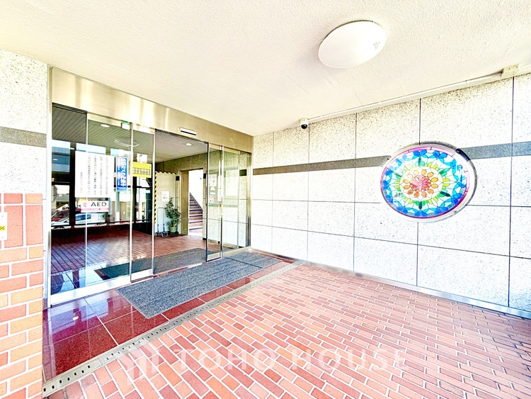 内装 大きな窓から差し込む陽光が心地よい、家族が自然と集まる開放的なリビング空間です。