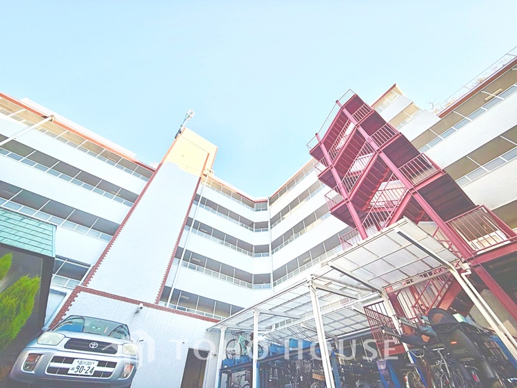 外観 【Blue sky terrace】見上げると、空。時間を忘れ大空を見上げるなんて、いつぶりだろうか。こんなにも広く美しい情景がこの頭上にあったなんて。時間を忘れ、時を知る。