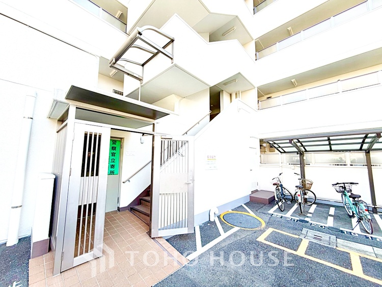 洗面 【Wash basin】十分な大きさの洗面台は収納もさる事ながら、身だしなみチェックや歯磨きなど、朝の慌ただしい時間でもホテルライクなスペースで余裕とゆとりを感じて頂けます。