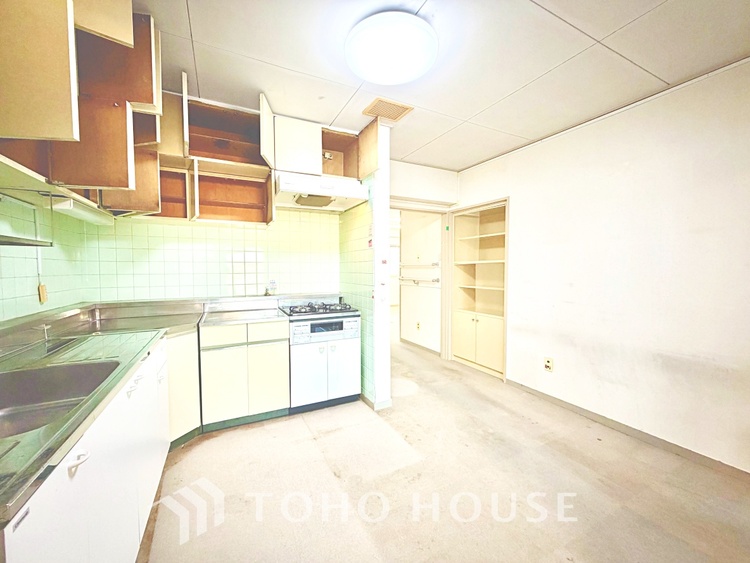 キッチン 【Kitchen】美しく使いやすいキッチンは油汚れが簡単に拭き取れる素材で加工されており、浄水器シャワーから流す水の音を軽減する静かなシンクを採用。見えないところにさり気ない配慮が嬉しい