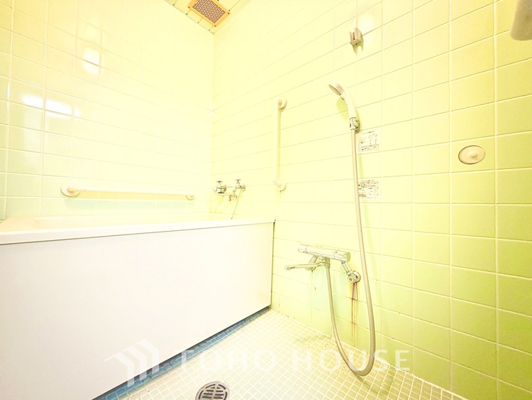 風呂 【Swaying surface】光に照らし出されたバスルーム。膨よかな湿度と静かに揺れる眼前の水面