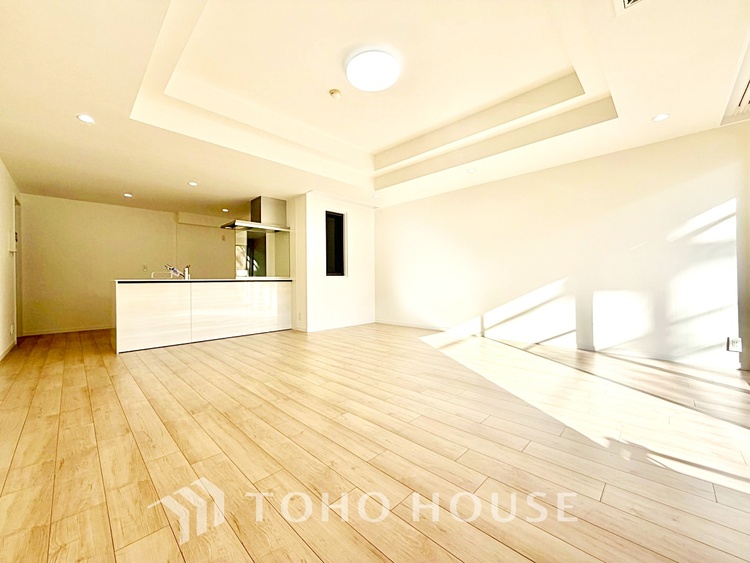 内装 触れることが出来そうな環境が、そのままインテリアに。その豊かで眩い眺望には、心地よい光と風が溢れ、ずっと眺めていたくなるような空間を演出してくれます。