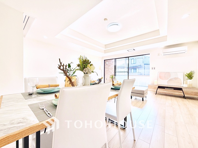 内装 太陽の光をスマートにリビングへ。優しくいざなわれた採光が朝は目を覚ませ、昼はくつろぎ、そして夕刻には温もりを与える。他にはないおしゃれなデザインで。