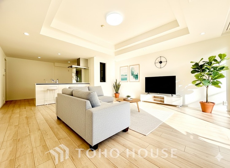 内装 ※家具はCGです。太陽の光をスマートにリビングへ。優しくいざなわれた採光が朝は目を覚ませ、昼はくつろぎ、そして夕刻には温もりを与える。他にはないおしゃれなデザインで。