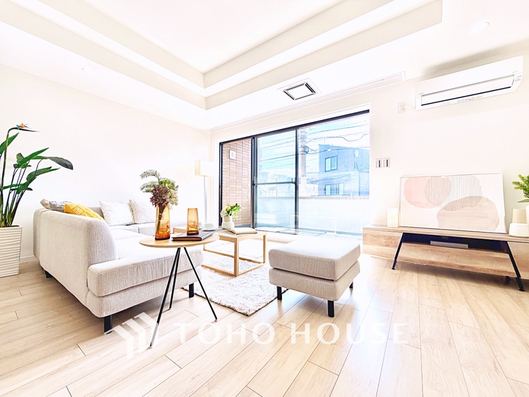 内装 大きな窓から差し込む陽光が心地よい、家族が自然と集まる開放的なリビング空間です。