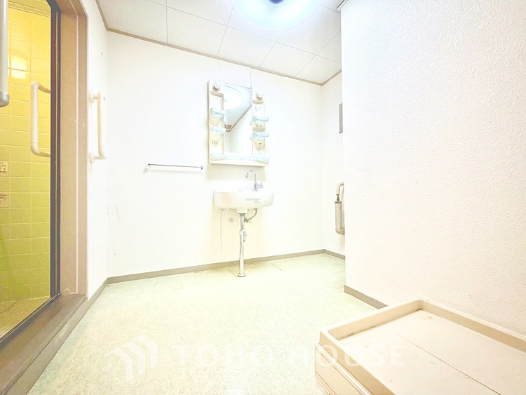 洗面 【Wash basin】十分な大きさの洗面台は収納もさる事ながら、身だしなみチェックや歯磨きなど、朝の慌ただしい時間でもホテルライクなスペースで余裕とゆとりを感じて頂けます。