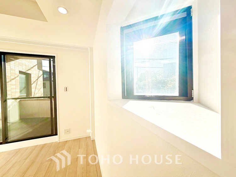 内装 プライベートな時間を大切にできる、落ち着いた洋室。収納も充実し快適な暮らしを実現します。