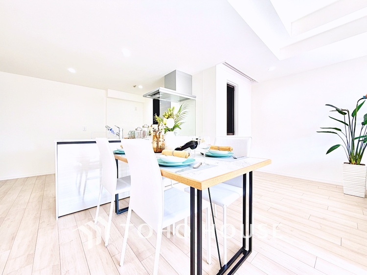 内装 シンプルで洗練されたデザインが魅力のリビング。インテリアを自由に楽しめる空間です。