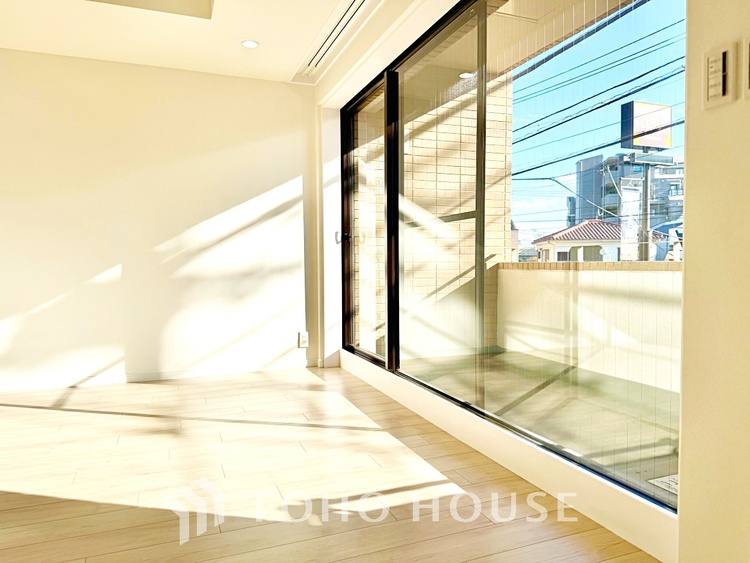 内装 家族や友人との団らんに最適なリビング。落ち着いた雰囲気でくつろぎの時間を過ごせます。