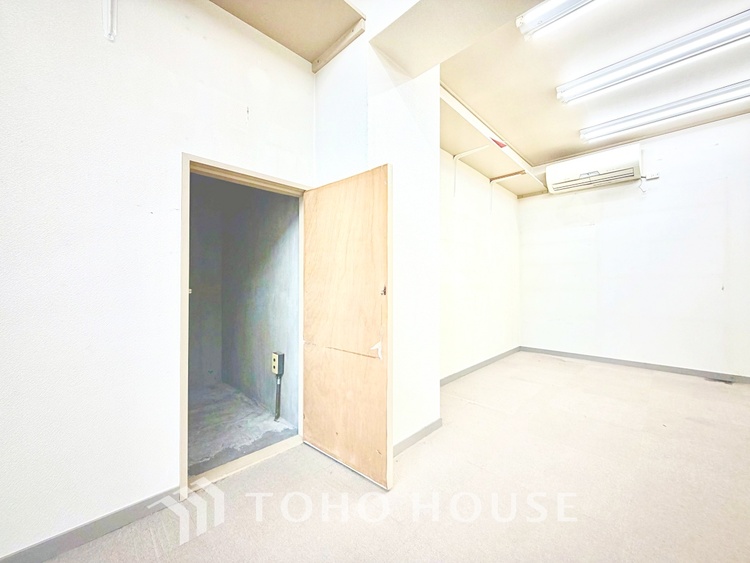 収納 【closet】奥行きのあるクローゼットを採用。衣装ケースや、掃除機といった電化製品まで多くの物を収納できるようなつくりになっております。是非一度、ご自身の目でお確かめ下さい。