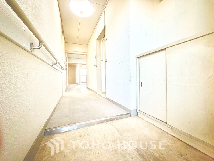 玄関 【Living room】◆リビング◆家族への思いを抱きながら、平和に過ごす悠久の時。