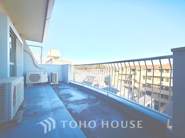 バルコニー ◆窓を開けると◆冷涼な風、そよぐリビング。だんらんの場所はここから始まり、ここで終わる。家族の笑顔が集う素敵な場所だから、こだわり抜いた思いが詰まっているのだと思う。