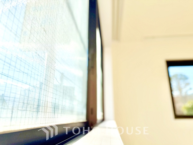 内装 静かな環境で集中できる洋室。仕事や趣味のスペースとしても活用できる便利な空間です。