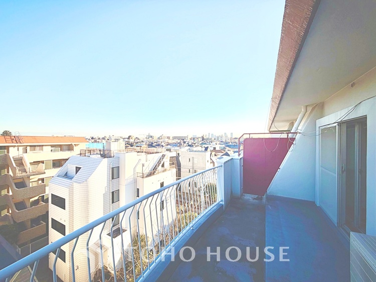 バルコニー ◆青空テラス◆ベランダから望む紺碧の空からそよ風、そして目に映るのはグリーン広がる風光明媚な世界。それは清々しい自然の薫りを肌で感じる幸せな空間。