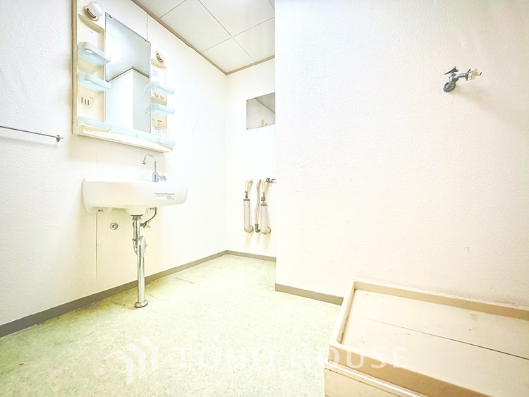 その他 【By the window】◆窓辺◆窓を開けベランダに出ると当所なく広がる街と空のスクリーン。風が凪ぎ一時停止する目の前の画面