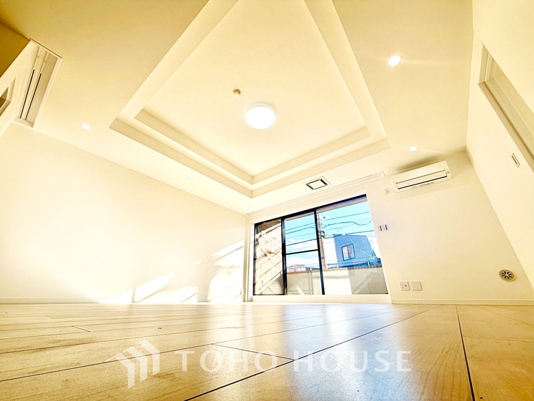 内装 ゆったりとした広さと明るさを兼ね備えた、くつろぎの時間を楽しめる快適なリビングです。