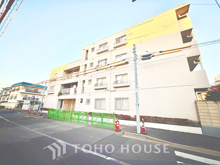 内装 太陽の光をスマートにリビングへ。優しくいざなわれた採光が朝は目を覚ませ、昼はくつろぎ、そして夕刻には温もりを与える。他にはないおしゃれなデザインで。