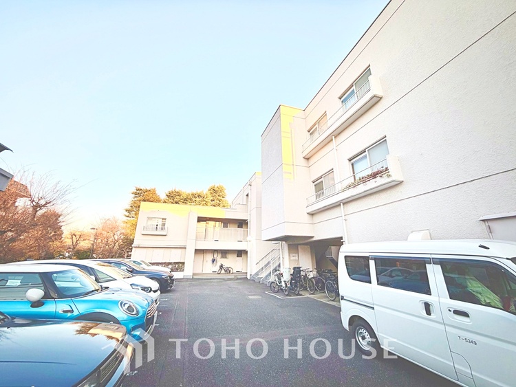 内装 大きな窓から差し込む陽光が心地よい、家族が自然と集まる開放的なリビング空間です。