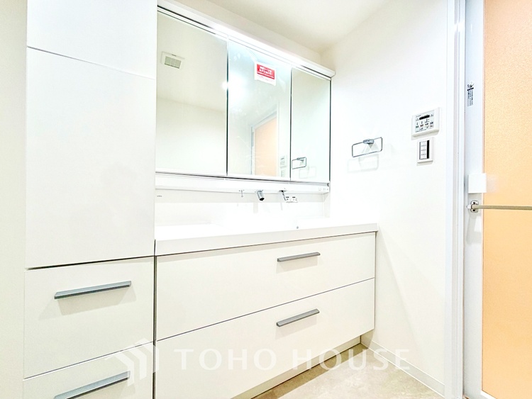 洗面 【Wash basin】十分な大きさの洗面台は収納もさる事ながら、身だしなみチェックや歯磨きなど、朝の慌ただしい時間でもホテルライクなスペースで余裕とゆとりを感じて頂けます。