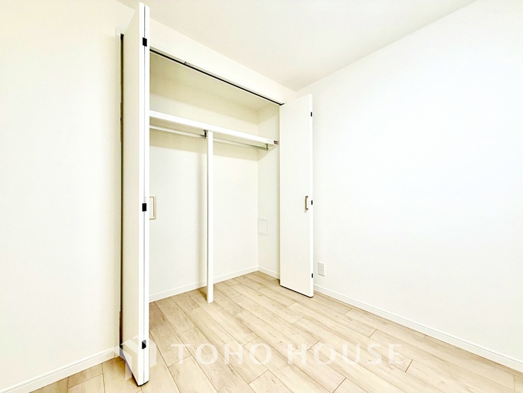収納 クローゼット完備で、季節物の衣類や小物もきれいに収納できる便利な設計です。