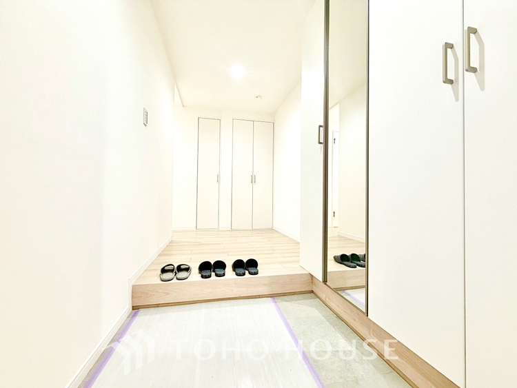 玄関 家族の靴や小物を整理しやすい収納付きで、玄関がいつも整った印象に。