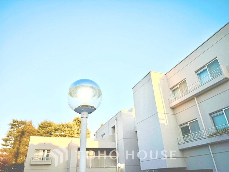 風呂 【Swaying surface】光に照らし出されたバスルーム。膨よかな湿度と静かに揺れる眼前の水面