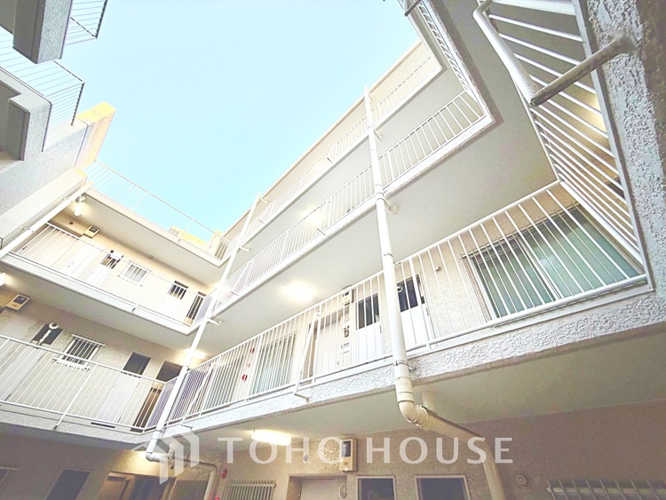 洗面 【Wash basin】十分な大きさの洗面台は収納もさる事ながら、身だしなみチェックや歯磨きなど、朝の慌ただしい時間でもホテルライクなスペースで余裕とゆとりを感じて頂けます。