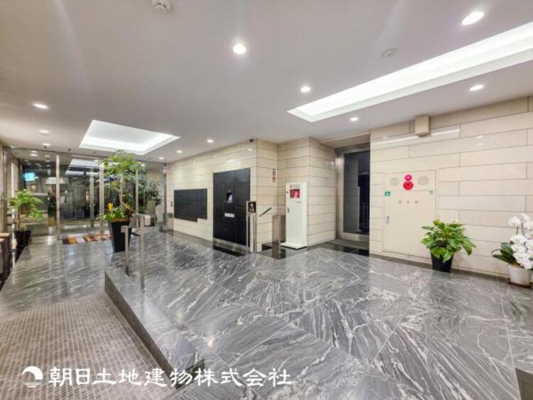 エントランス 【エントランス】温かい空気が溢れる玄関がお出迎えする本物件。この場所には「温もり」で包み込んでくれる安心できるな空間があります。