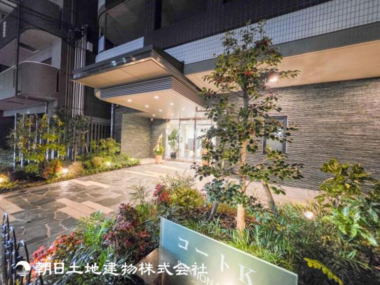 エントランス 【エントランス】温かい空気が溢れる玄関がお出迎えする本物件。この場所には「温もり」で包み込んでくれる安心できるな空間があります。