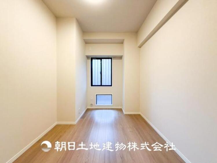 内装 【居室】大切なご家族、招いた友人と過ごす大切な時間を差し込む光が優しく包み込む空間。大切な人とともに、心穏やかに過ごすひとときを味わってください。