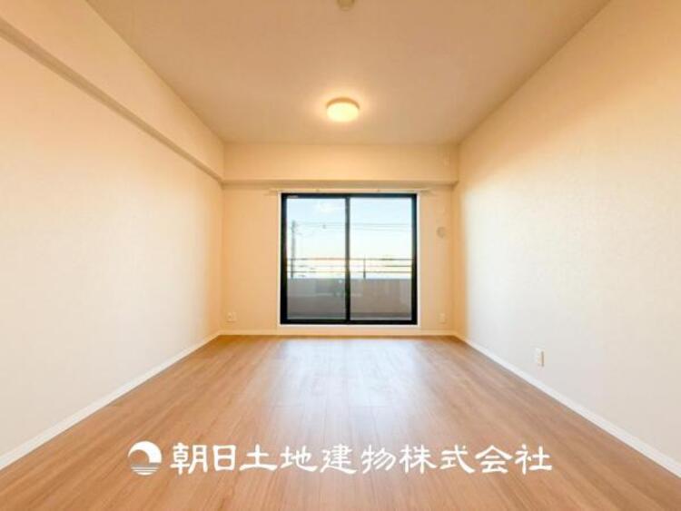 居間 【リビング】1日の中で最も長い時間を過ごすことになるリビングだからこそ、いつも笑顔があふれる空間であるように。広々とした空間から幸せな未来を。