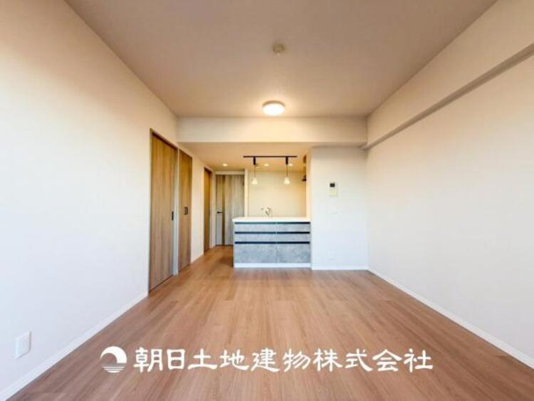 居間 【リビング】リビングにはみんなが集い、食事や楽しい会話が始まる。話に夢中になりすぎて、ついつい時を忘れてしまう。そんな束の間の幸せを感じさせてくれる場所。お子様の勉強スペースとしても活用できます。