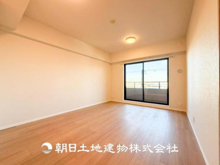 居間 【リビング】大切なご家族、招いた友人と過ごすひと時を溢れる光が優しく包み込む空間。大切な人とともに、心穏やかに過ごすひととき。家族との時間、自分の時間を大切にできる空間を作りました。