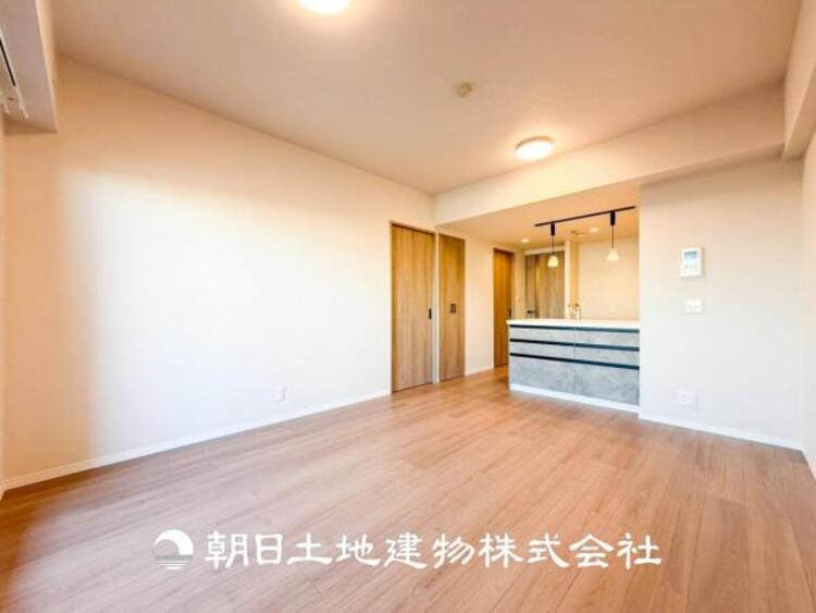 居間 【リビング】開放的で明るい空間が広がるLDK。リビングには暖かな太陽が降り注ぎ、爽やかな住空間です。お友達を呼んでお茶をしたり、一緒に料理を楽しみながら楽しい時間を。