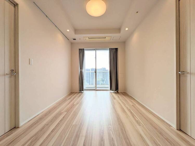 居間 通風・採光に優れ、心地よい光と風が溢れています。