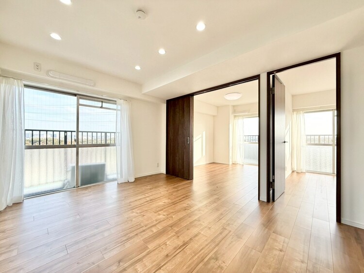 居間 通風・採光に優れ、心地よい光と風が溢れています。