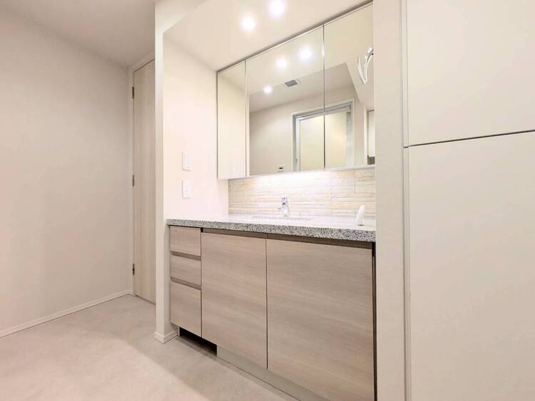 洗面 清潔感を感じられる洗面化粧台。